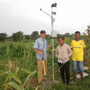 Samuel, Florindo and Isabel setting up a Hobo Weather Station at the MAF Loes Research Station with a crop of Sele and velvet bean.