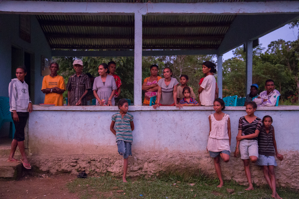 Group members with their children at the Naroman seed house in Fahilebo