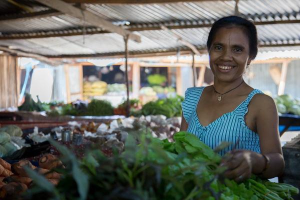 These female farmer has found a new business opportunity in selling young Hohrae 2 sweet potato leaves in Liquica market © Alexia Skok/Seeds of Life
