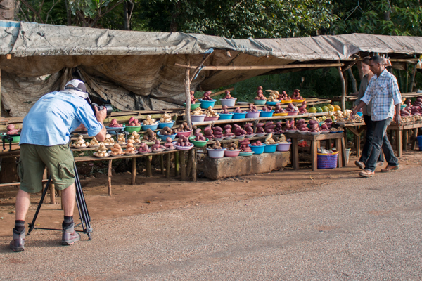 Research Coordinator Luis Almeida takes host Leesa shopping at vegetable stalls in Baucau, in preparation for cooking batar daan © Jessy Betty/Seeds of Life