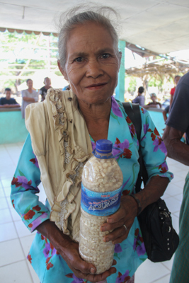 A recipient of the 2013 distribution of Noi Mutin maize seeds to vulnerable households in Liquica © Yessy Betty/Seeds of Life