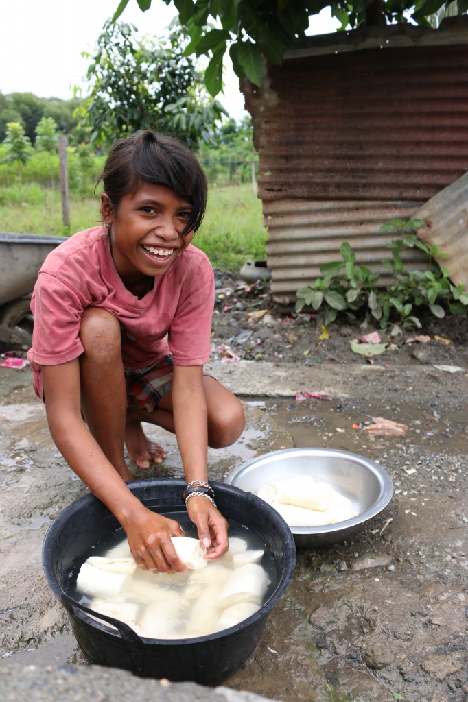 A girl washes Ai-luka cassava tubers for home consumption. © Yessy Betty/Seeds of Life